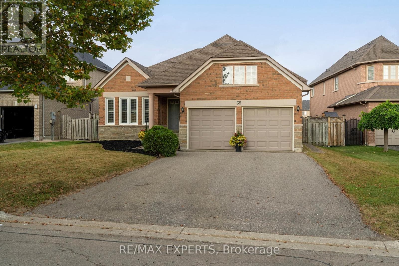 35 FALKIRK CRESCENT — Vaughan (Maple), Ontario - Main photo