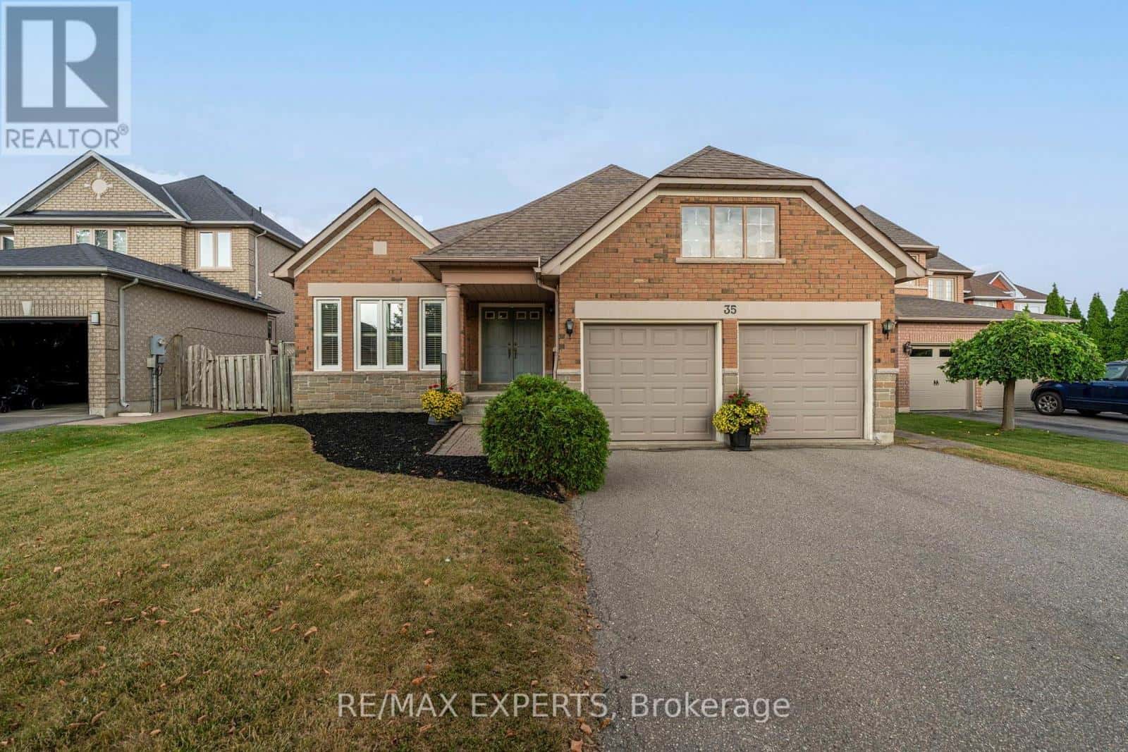 35 FALKIRK CRESCENT — Vaughan (Maple), Ontario - Photo 2 of 27
