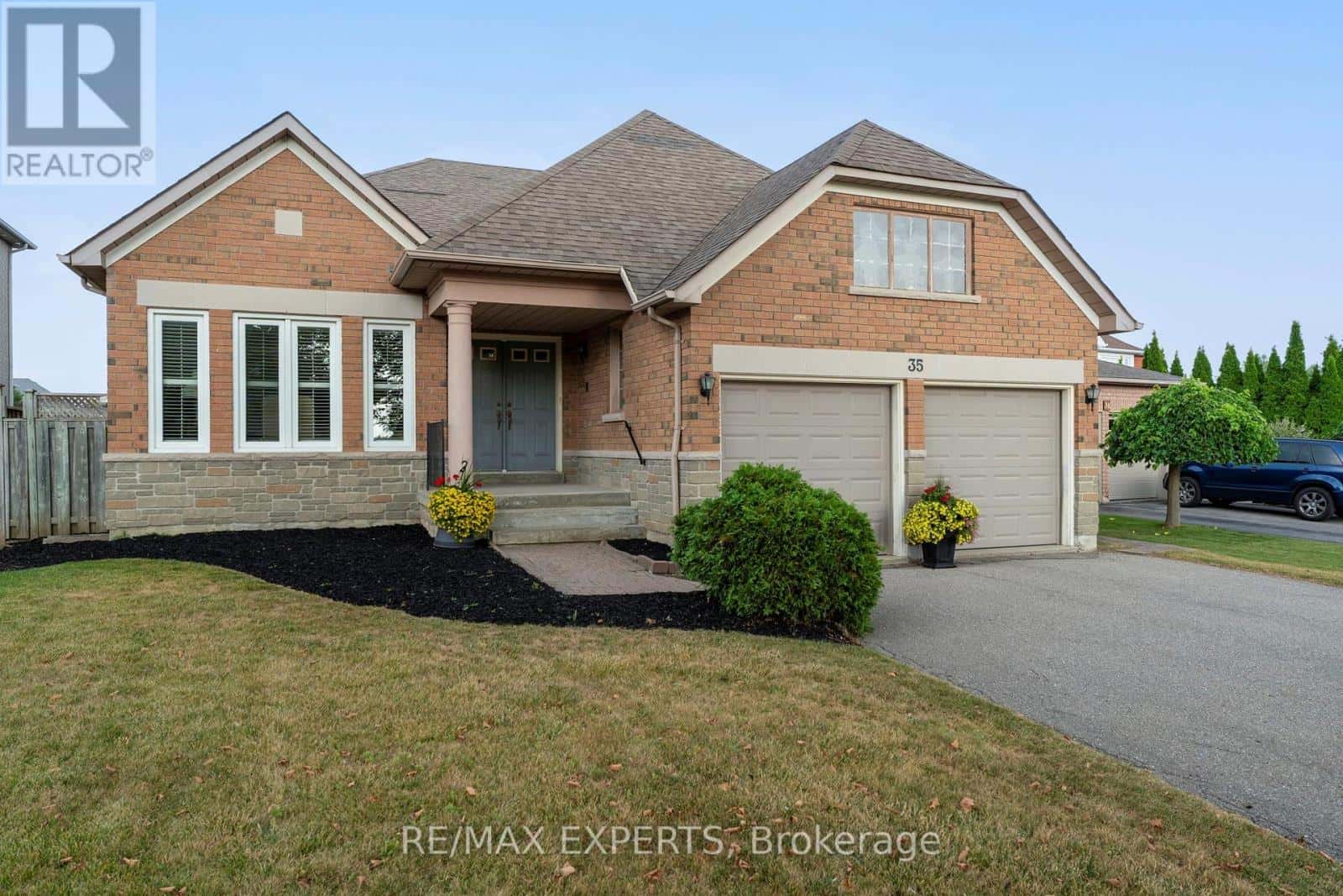 35 FALKIRK CRESCENT — Vaughan (Maple), Ontario - Photo 3 of 27