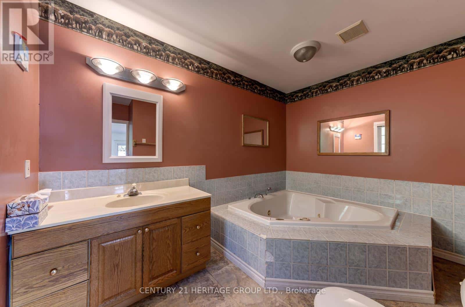 42 SHAMROCK CRESCENT — Essa, Ontario - Photo 4 of 35