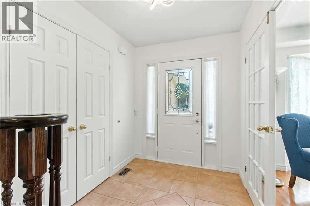 10 SHADOWDALE Drive — Stoney Creek, Ontario - Photo 4 of 50