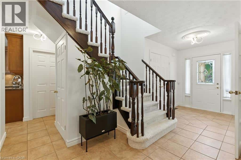 10 SHADOWDALE Drive — Stoney Creek, Ontario - Photo 5 of 50