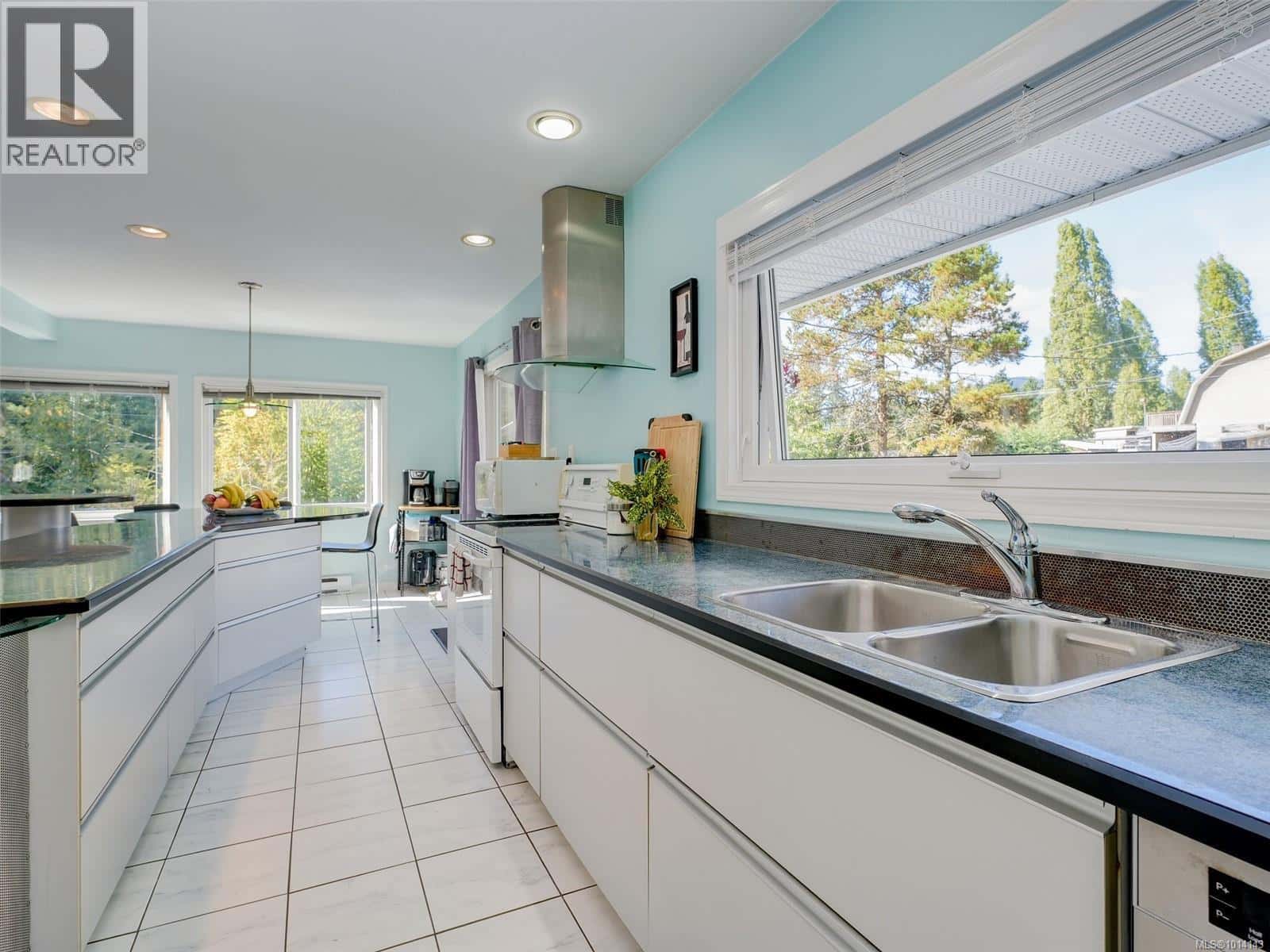 1021 Tatlow Rd — North Saanich, British Columbia - Photo 4 of 25