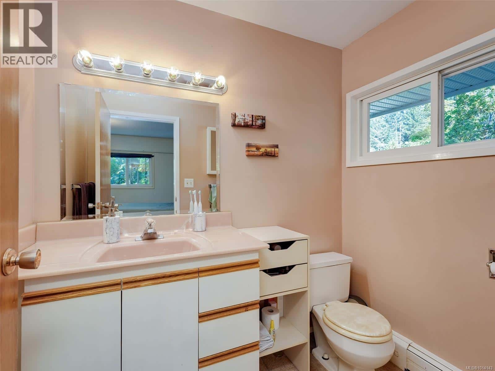 1021 Tatlow Rd — North Saanich, British Columbia - Photo 5 of 25