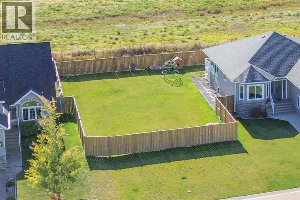 6921 Meadowview Close — Stettler, Alberta - Photo 2 of 6