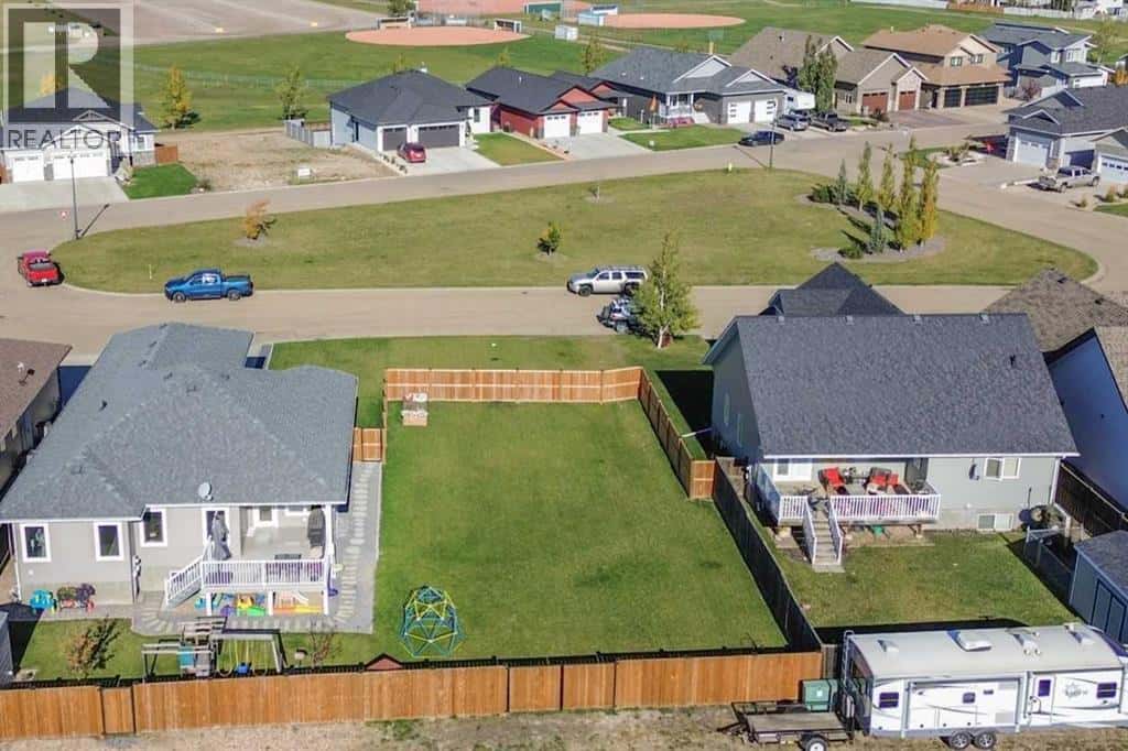 6921 Meadowview Close — Stettler, Alberta - Photo 3 of 6