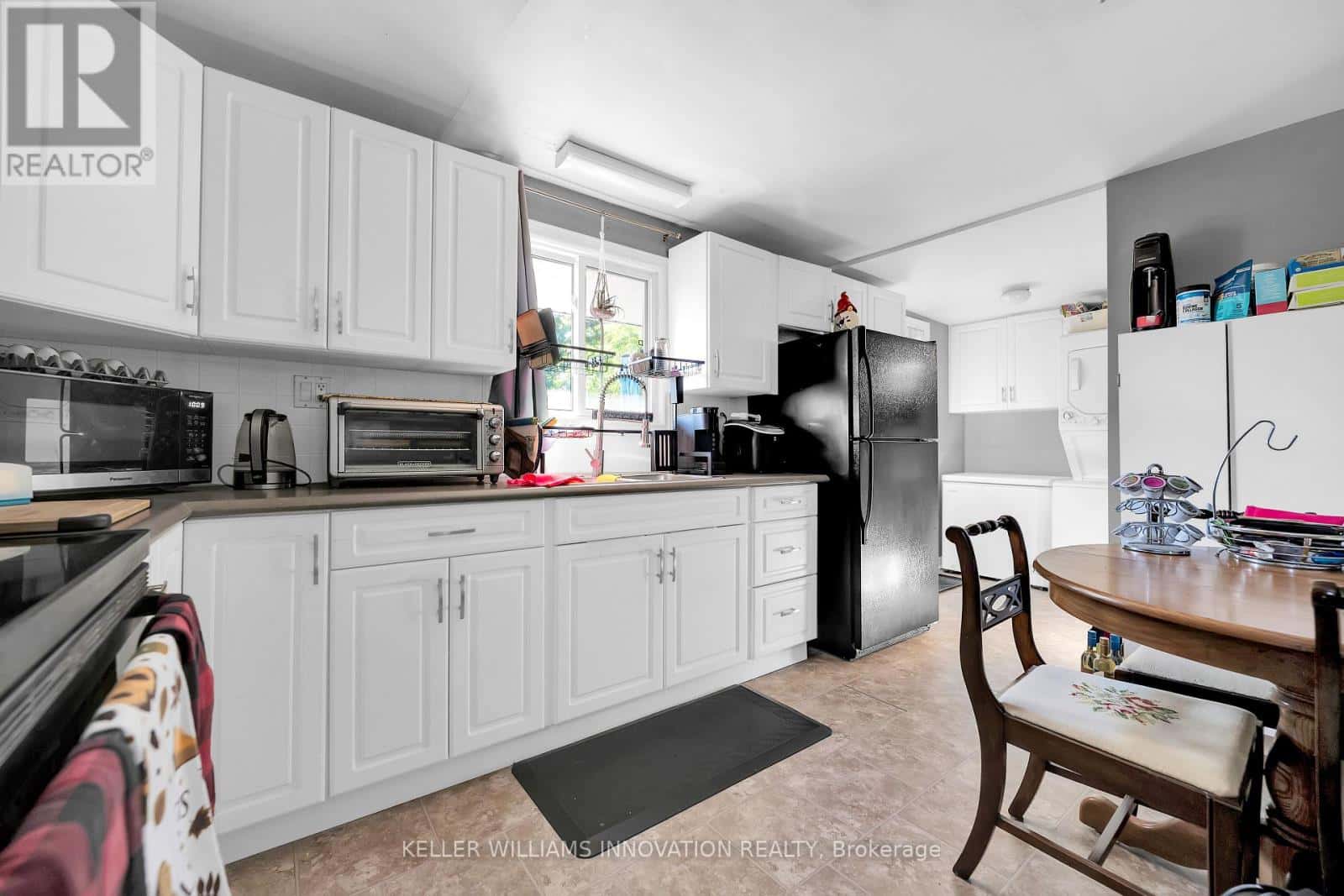 4249 ACADEMY STREET — Lincoln (Beamsville), Ontario - Photo 3 of 26