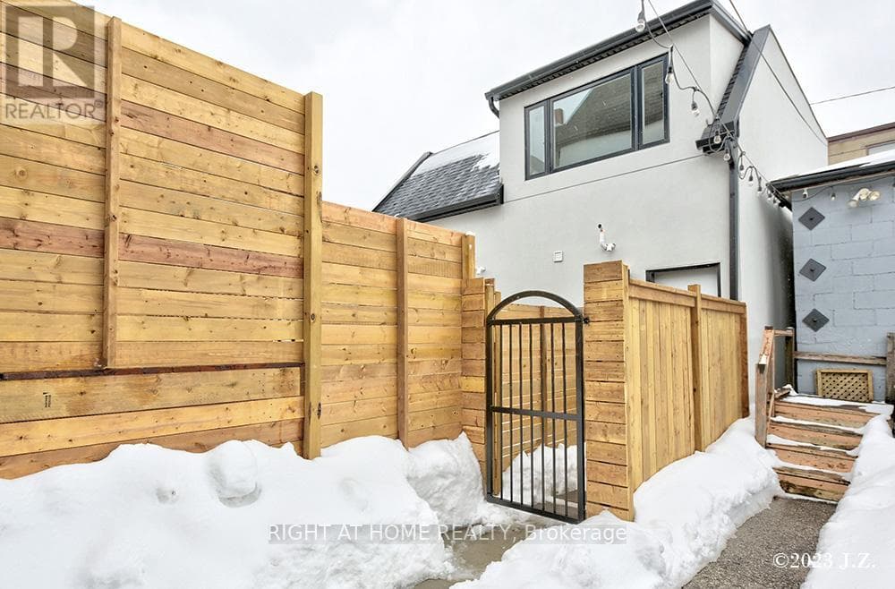 B - 48 LANARK AVENUE — Toronto (Oakwood Village), Ontario - Main photo