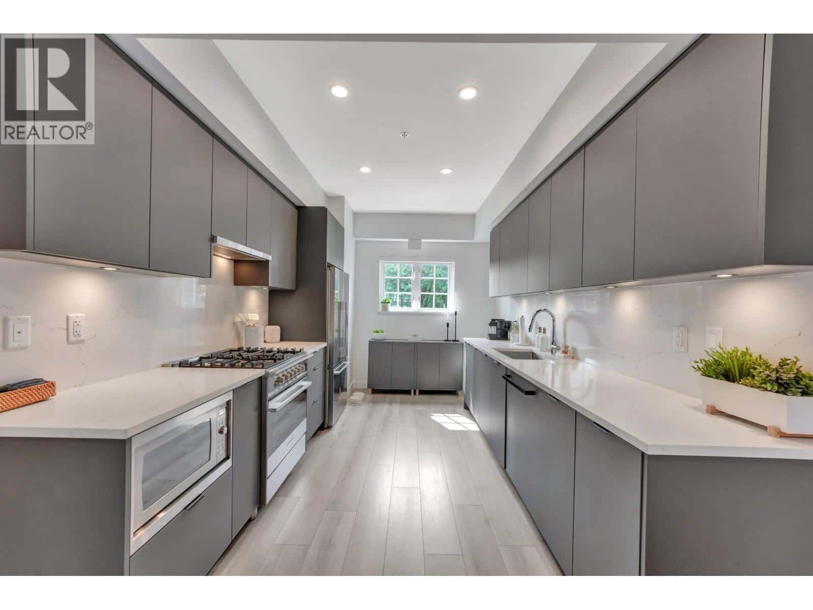 207 678 FAIRVIEW STREET — Coquitlam, British Columbia - Photo 4 of 36