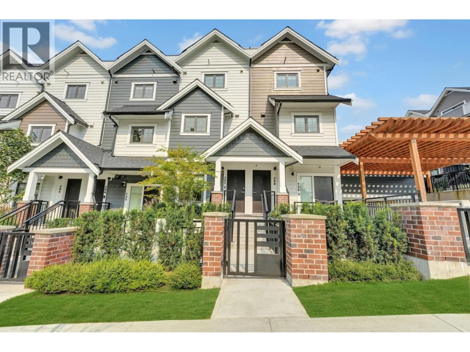 207 678 FAIRVIEW STREET — Coquitlam, British Columbia - Main photo