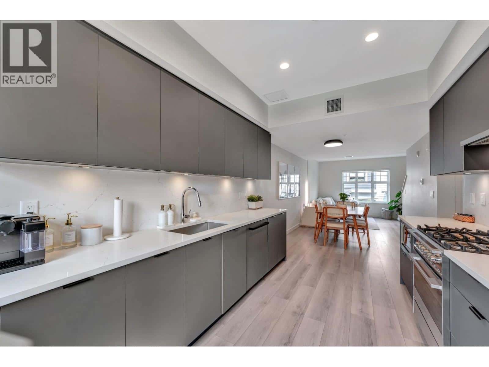 207 678 FAIRVIEW STREET — Coquitlam, British Columbia - Photo 5 of 36