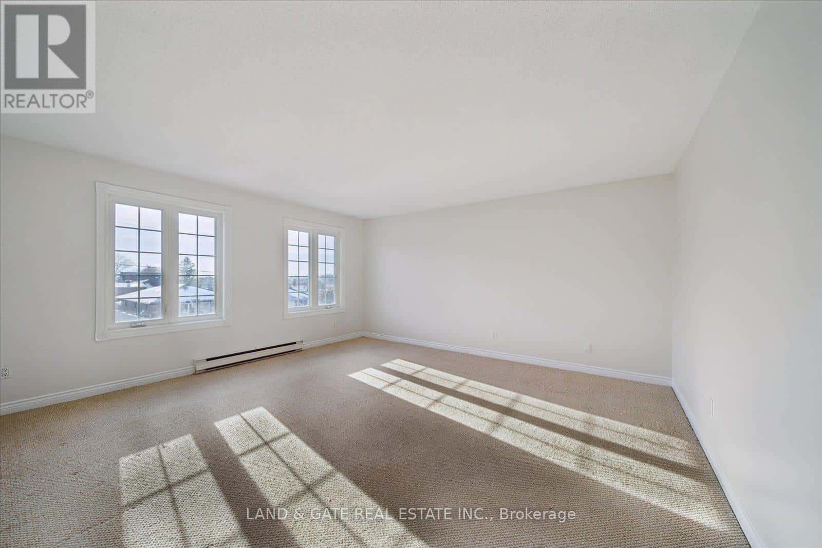 Oshawa (Vanier), Ontario — Oshawa (Vanier), Ontario - Photo 3 of 48