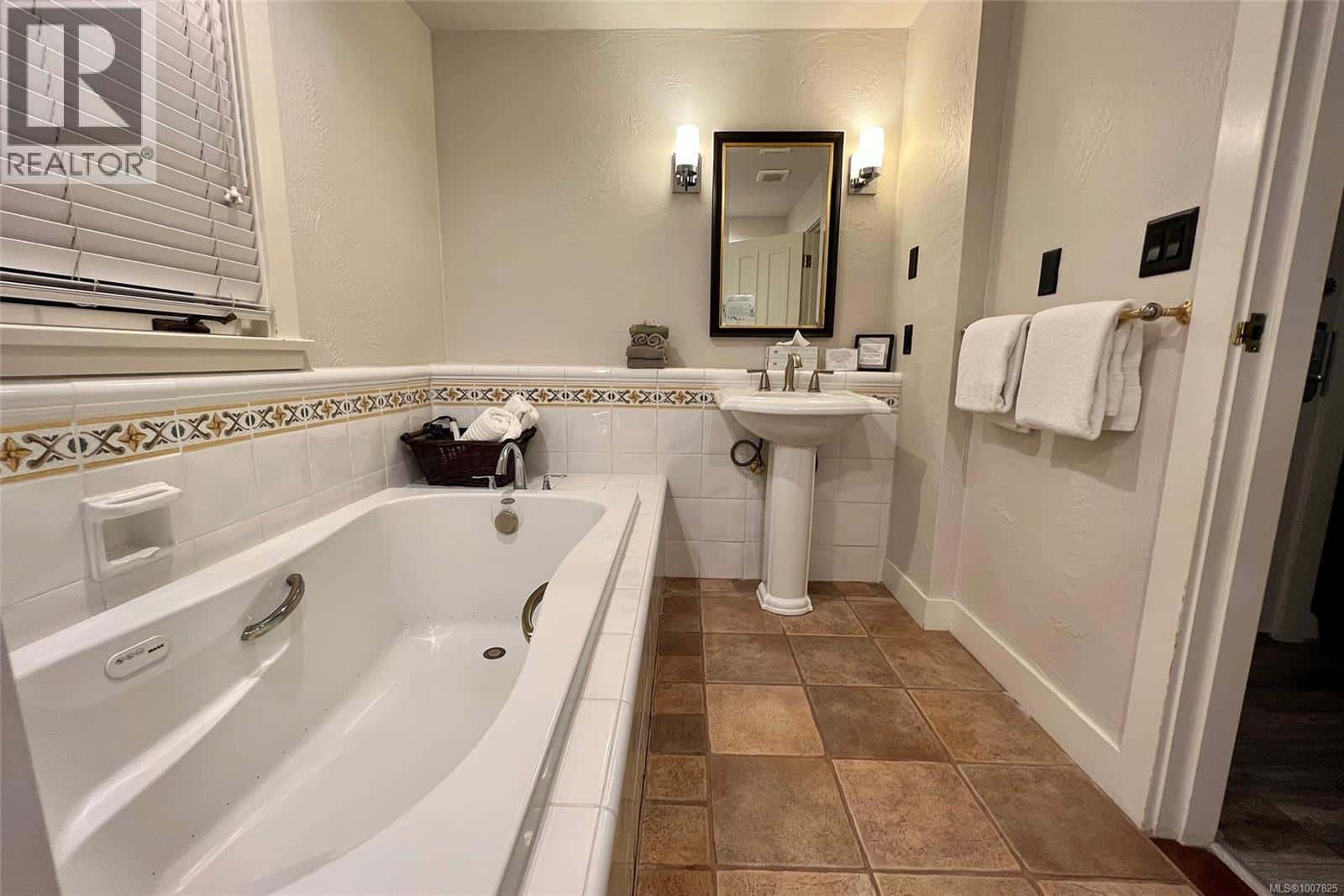 5 D1 134 Madrona Dr — Galiano Island, British Columbia - Photo 5 of 17