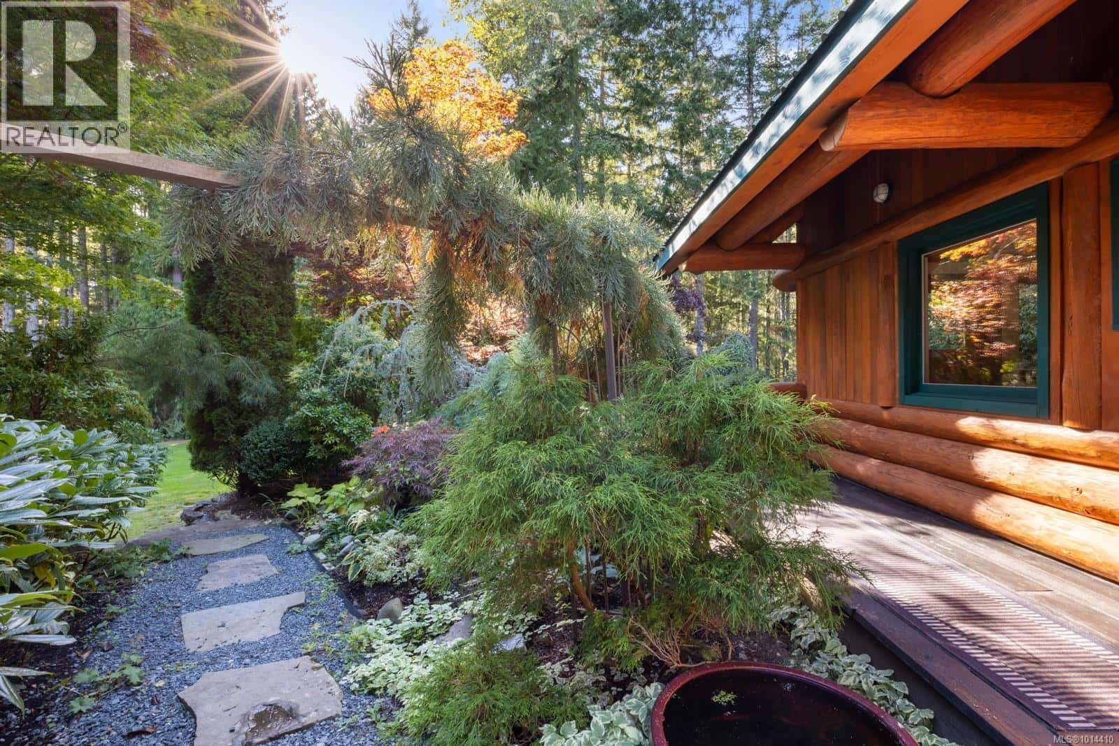 900 Spider Lake Rd — Qualicum Beach, British Columbia - Photo 3 of 75