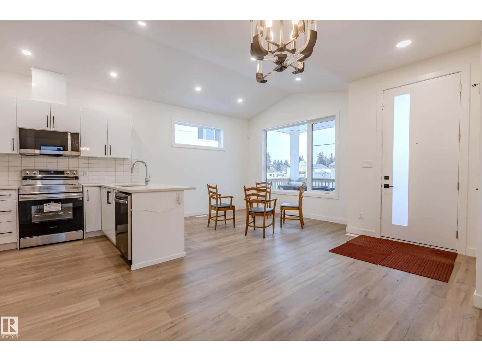 4921 50 AV — Legal, Alberta - Photo 2 of 39