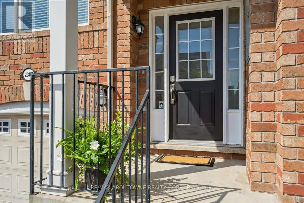 2389 COHO WAY — Oakville (WM Westmount), Ontario - Photo 2 of 36