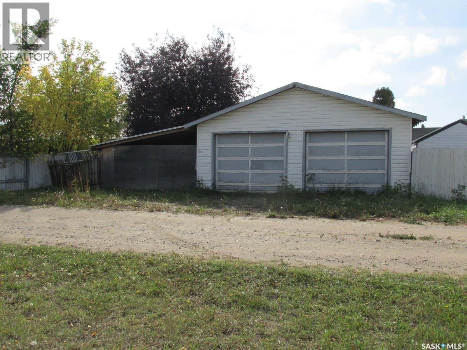 617 8th AVENUE W — Nipawin, Saskatchewan - Photo 4 of 41