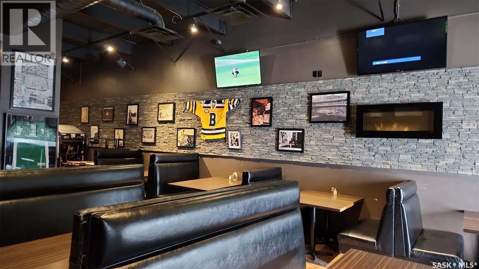 910 3rd AVENUE W — Shaunavon, Saskatchewan - Photo 3 of 29