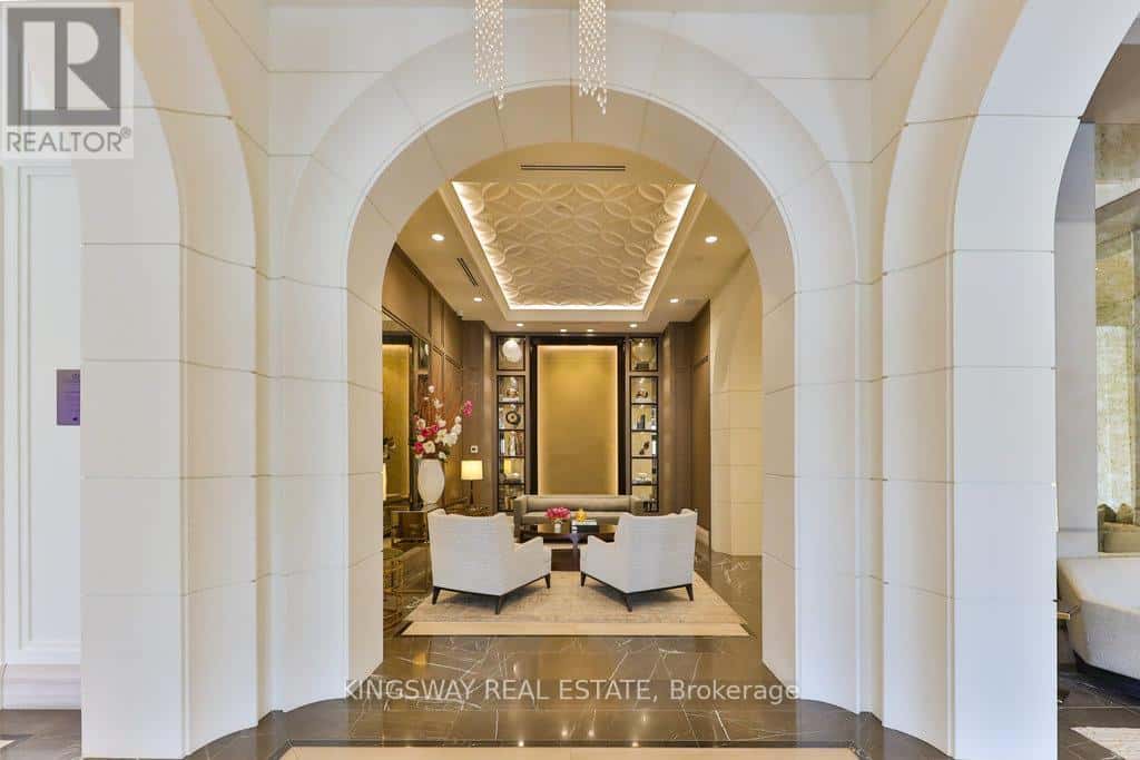 203 - 300 RANDALL STREET — Oakville (OO Old Oakville), Ontario - Photo 2 of 36