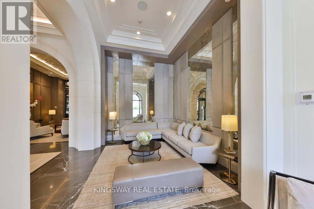 203 - 300 RANDALL STREET — Oakville (OO Old Oakville), Ontario - Photo 3 of 36