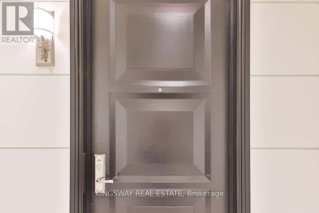 203 - 300 RANDALL STREET — Oakville (OO Old Oakville), Ontario - Photo 4 of 36