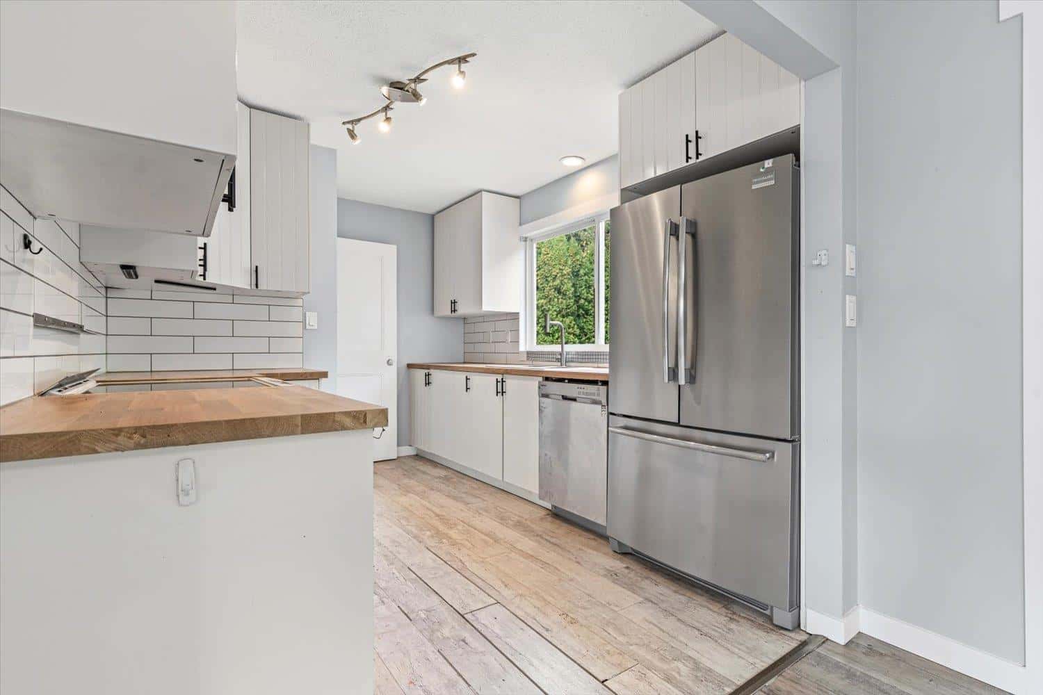 6050 GLENMORE DRIVE, Sardis South — Sardis, British Columbia - Photo 5 of 40