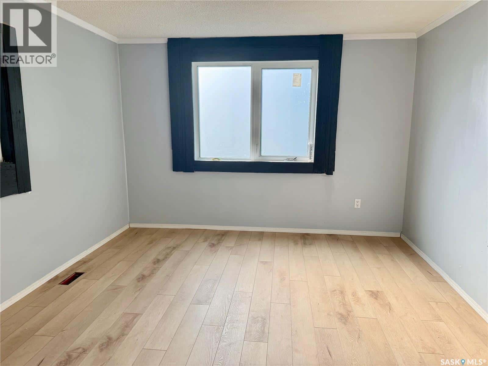 536 6TH STREET — Humboldt, Saskatchewan - Photo 3 of 30