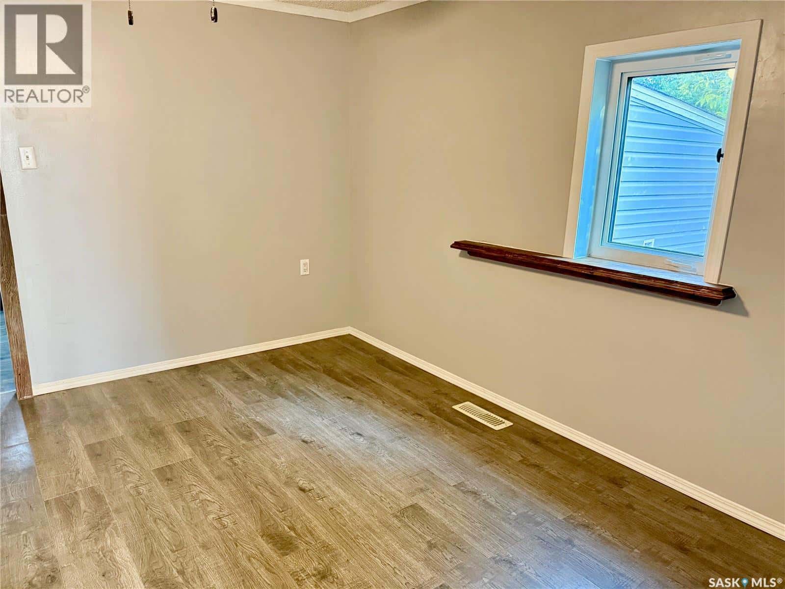 536 6TH STREET — Humboldt, Saskatchewan - Photo 5 of 30