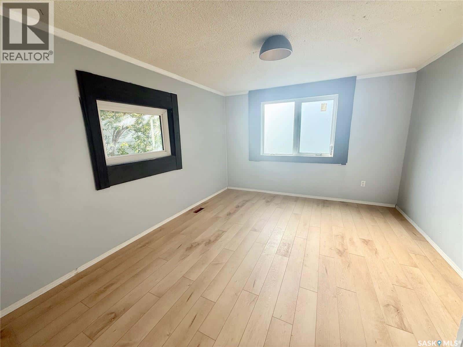 536 6TH STREET — Humboldt, Saskatchewan - Photo 2 of 30