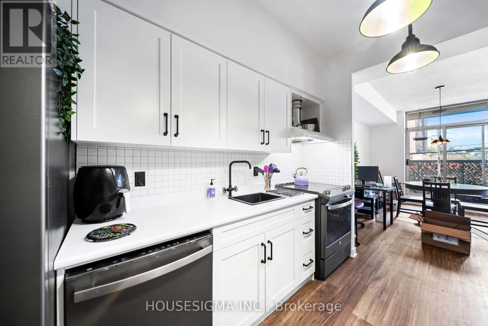 210 - 1375 DUPONT STREET — Toronto (Dovercourt-Wallace Emerson-Junction), Ontario - Photo 4 of 13