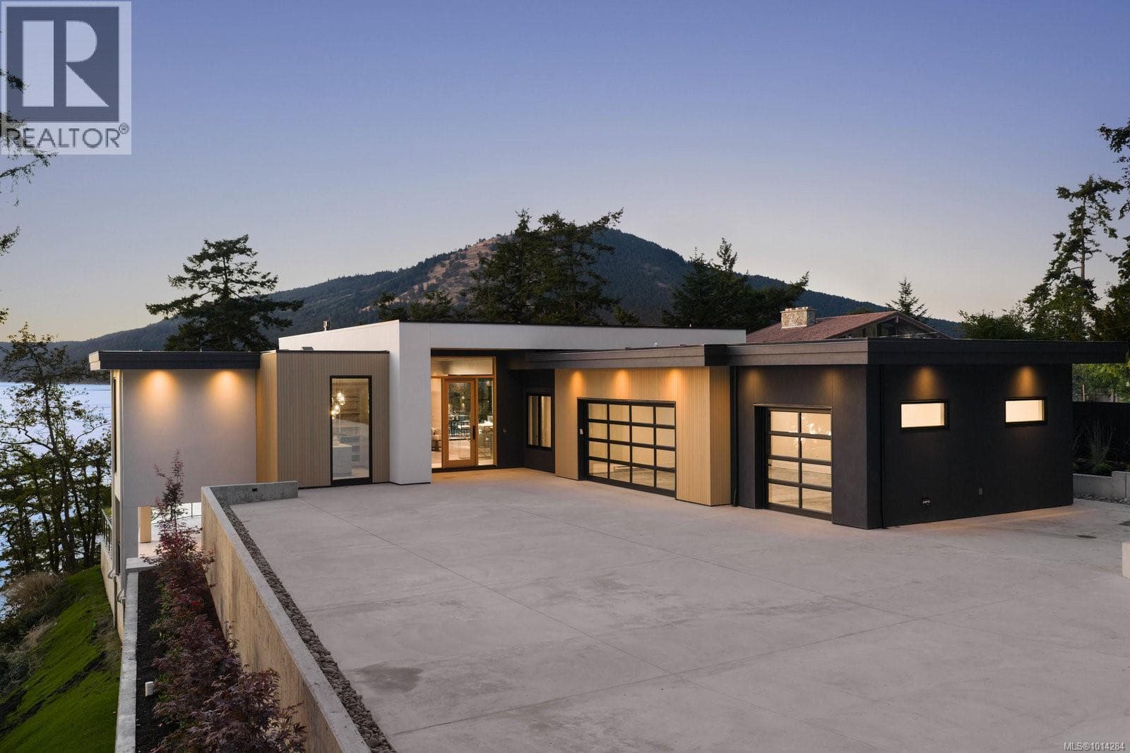 418 Lands End Rd — North Saanich, British Columbia - Main photo