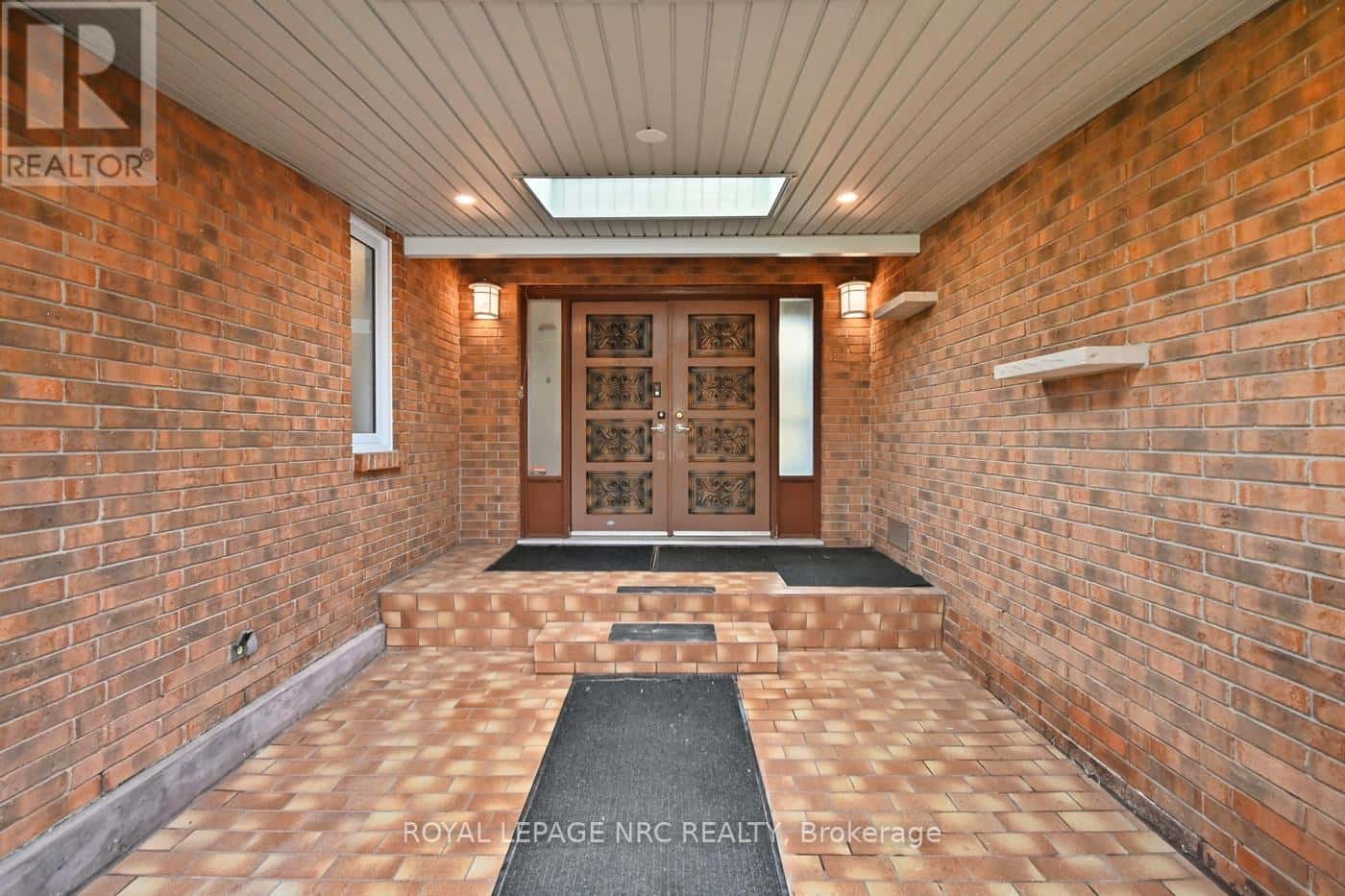 6568 RIALL STREET — Niagara Falls (Stamford), Ontario - Photo 2 of 30