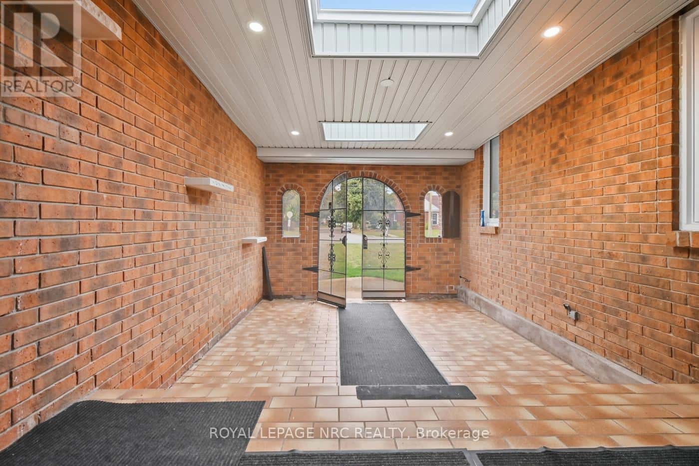 6568 RIALL STREET — Niagara Falls (Stamford), Ontario - Photo 3 of 30