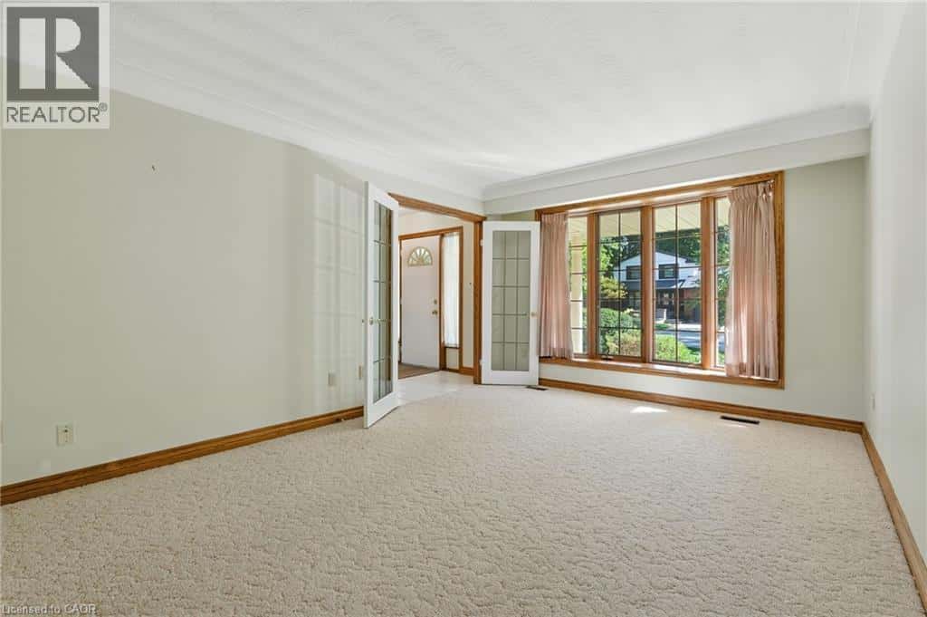 32 DEERPARK Crescent — Fonthill, Ontario - Photo 2 of 36