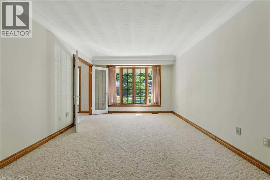 32 DEERPARK Crescent — Fonthill, Ontario - Photo 3 of 36