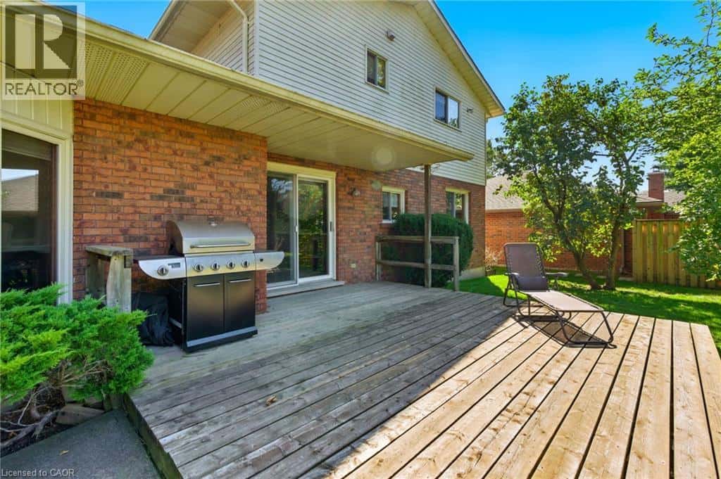 32 DEERPARK Crescent — Fonthill, Ontario - Photo 4 of 36