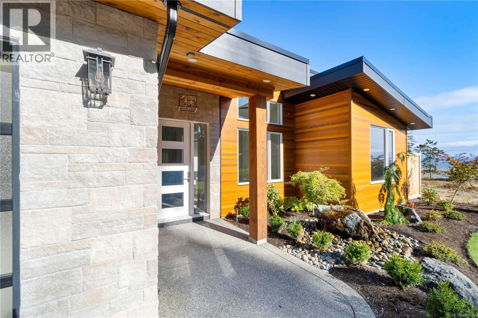 1017 Coral Pl — French Creek, British Columbia - Photo 3 of 65