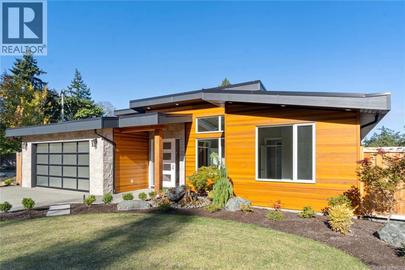 1017 Coral Pl — French Creek, British Columbia - Photo 4 of 65