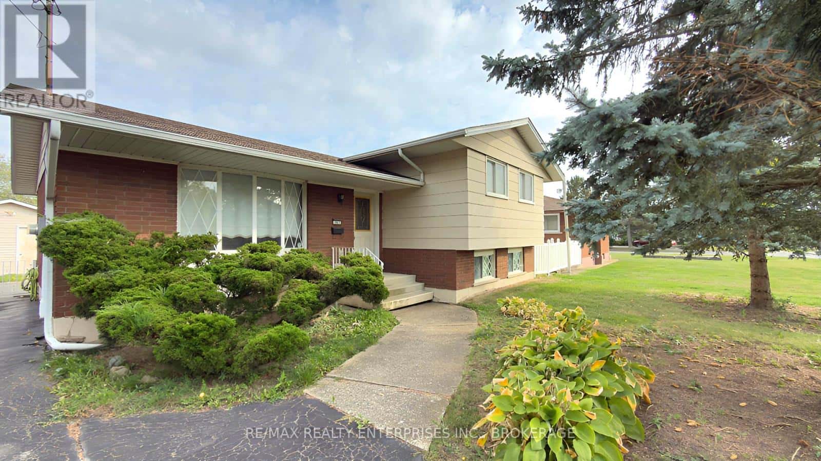 987 STEELE STREET — Port Colborne (Main Street), Ontario - Photo 2 of 39