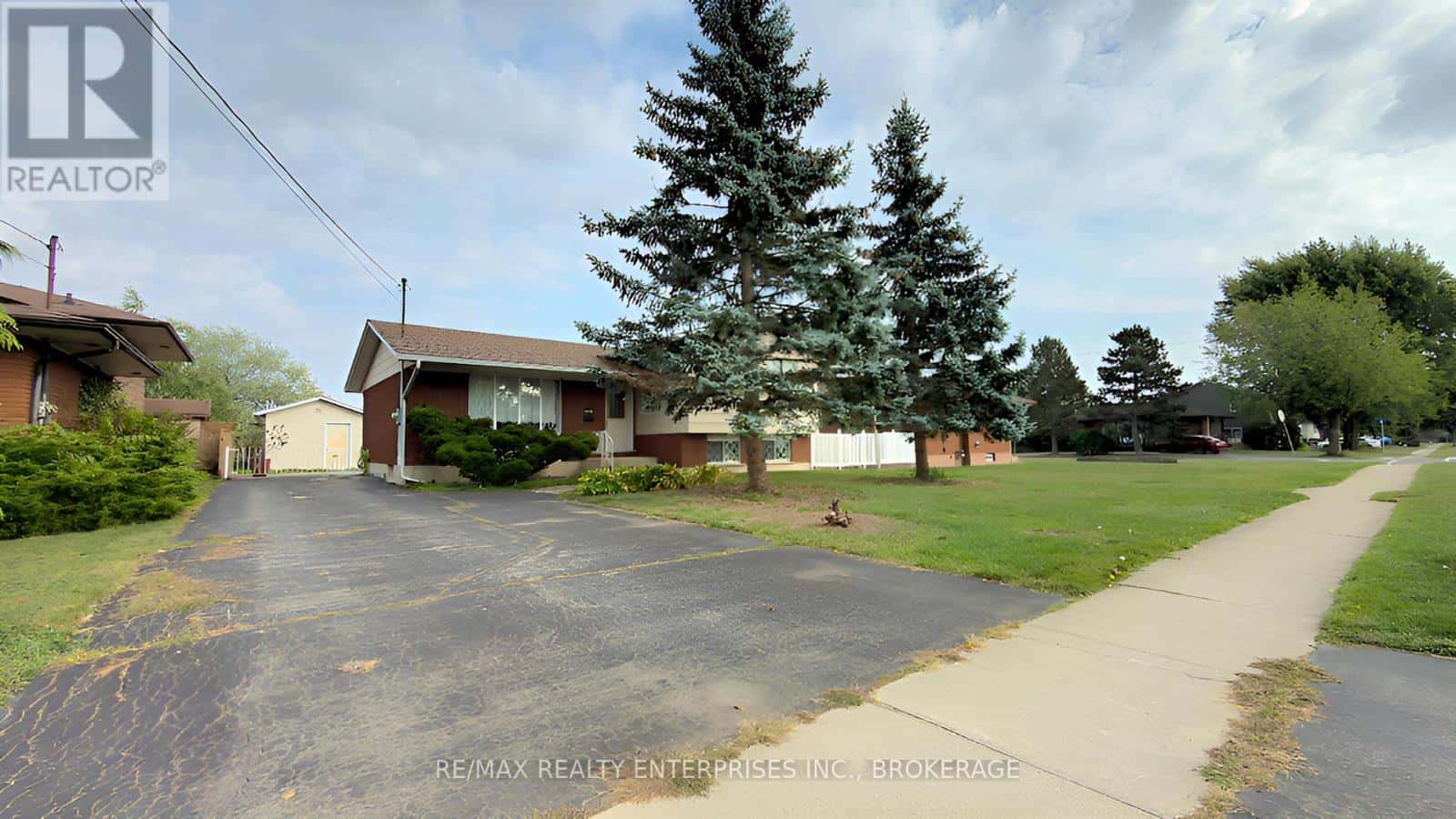 987 STEELE STREET — Port Colborne (Main Street), Ontario - Photo 3 of 39