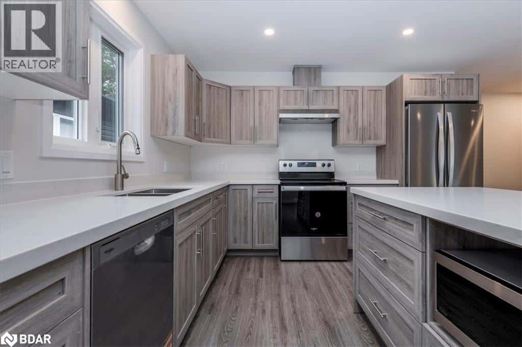 145 PINE Street — Gravenhurst, Ontario - Photo 5 of 28