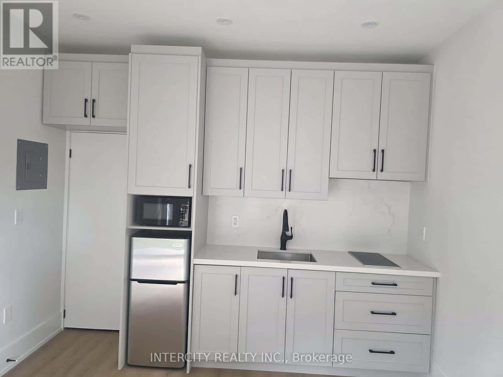 GARDEN SUITE - 247 ALDERBRAE AVENUE — Toronto (Alderwood), Ontario - Photo 4 of 5