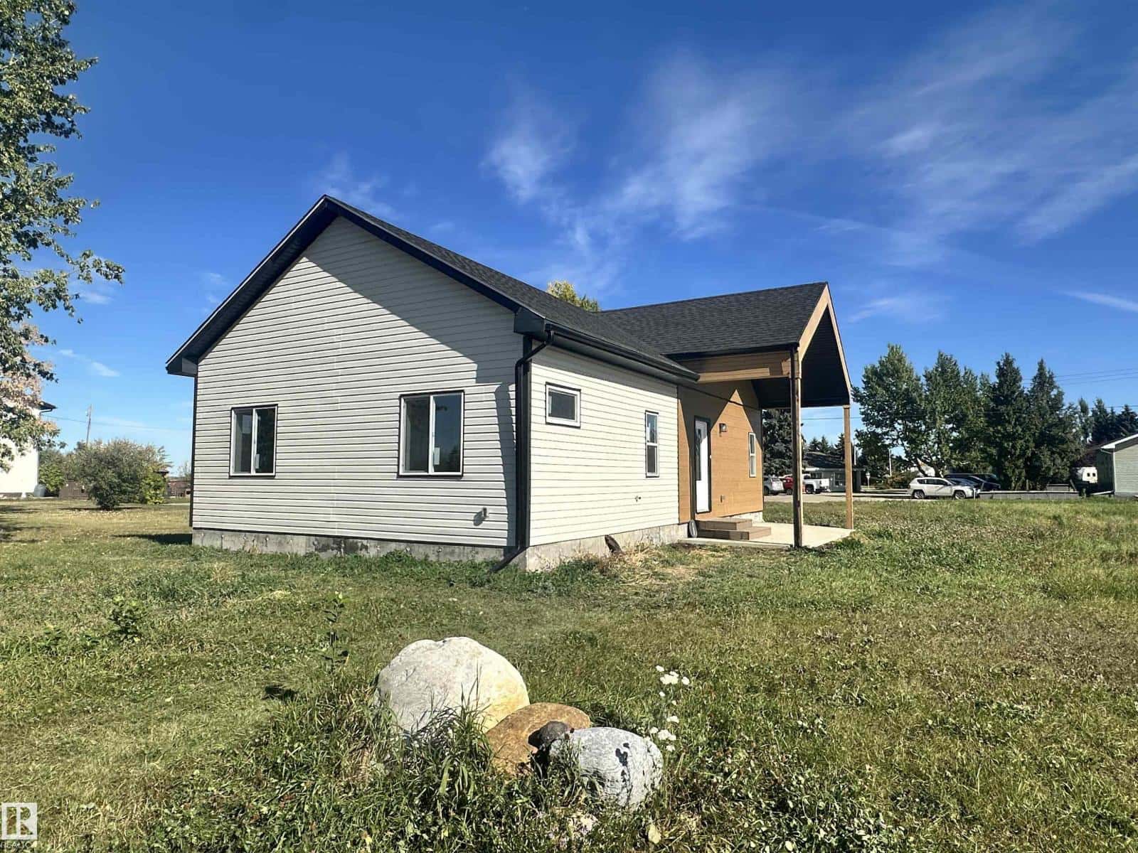 4743 47 ST — Clyde, Alberta - Photo 2 of 34