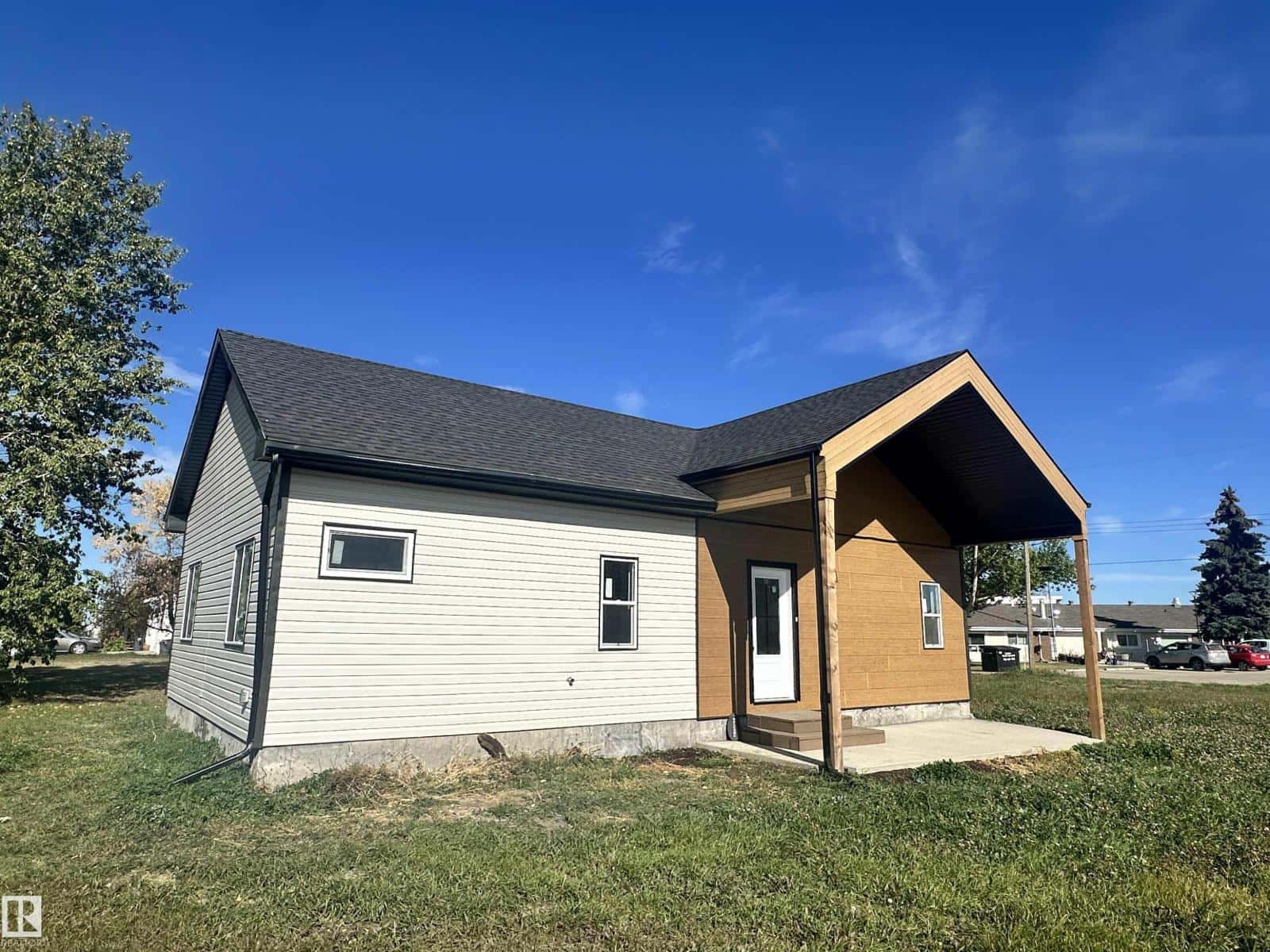 4743 47 ST — Clyde, Alberta - Photo 3 of 34