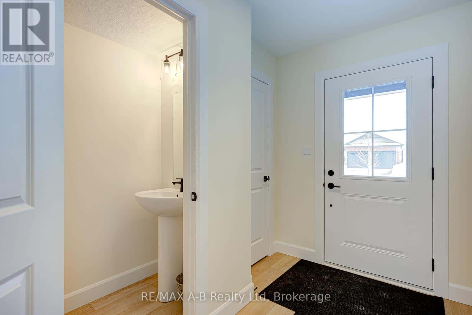 28 LINDA DRIVE — Huron East (Seaforth), Ontario - Photo 4 of 36