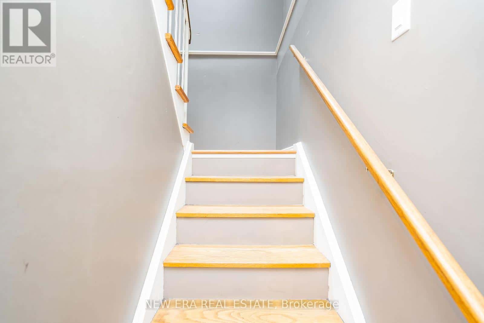 34 LAMPMAN LANE — Barrie (Letitia Heights), Ontario - Photo 2 of 43