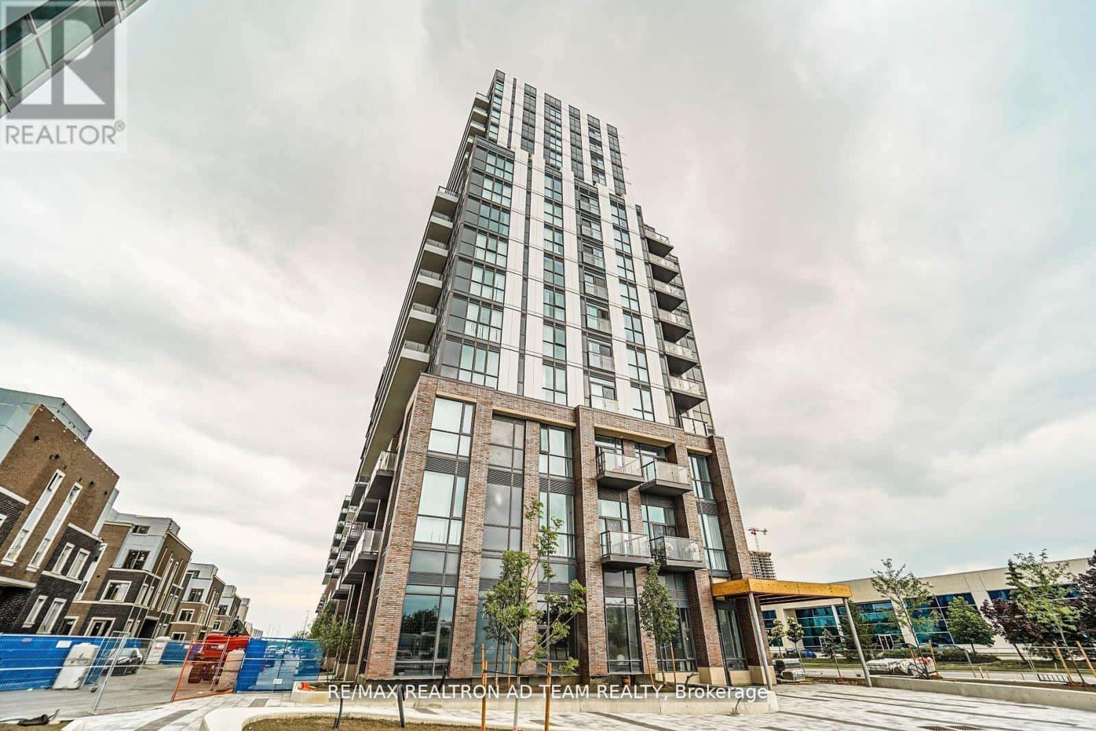 Vaughan (Vaughan Corporate Centre), Ontario — Vaughan (Vaughan Corporate Centre), Ontario - Photo 2 of 26