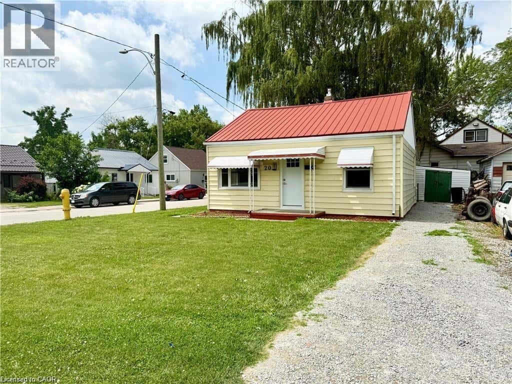 20 MCNAUGHTON Avenue — Wallaceburg, Ontario - Photo 2 of 16