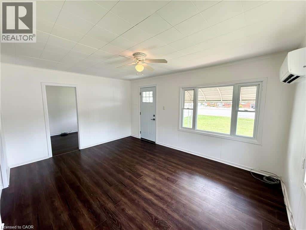 20 MCNAUGHTON Avenue — Wallaceburg, Ontario - Photo 3 of 16