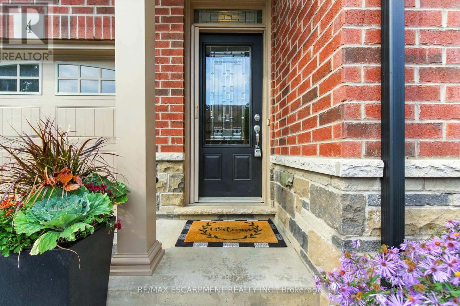 Hamilton (Meadowlands), Ontario — Hamilton (Meadowlands), Ontario - Photo 3 of 40